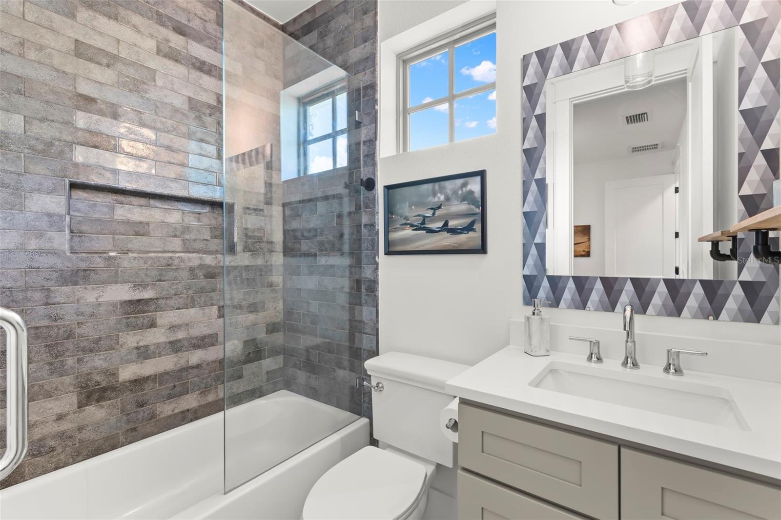 Listing photo id 47 for 3721 Iris Street N