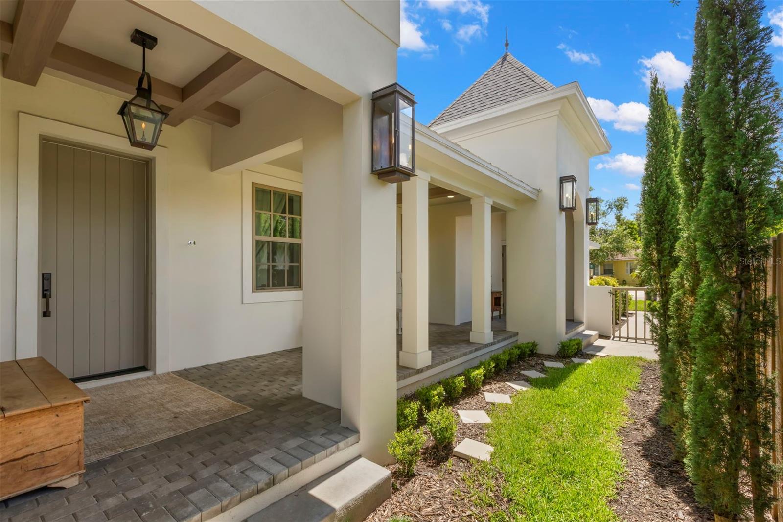 Listing photo id 3 for 3721 Iris Street N