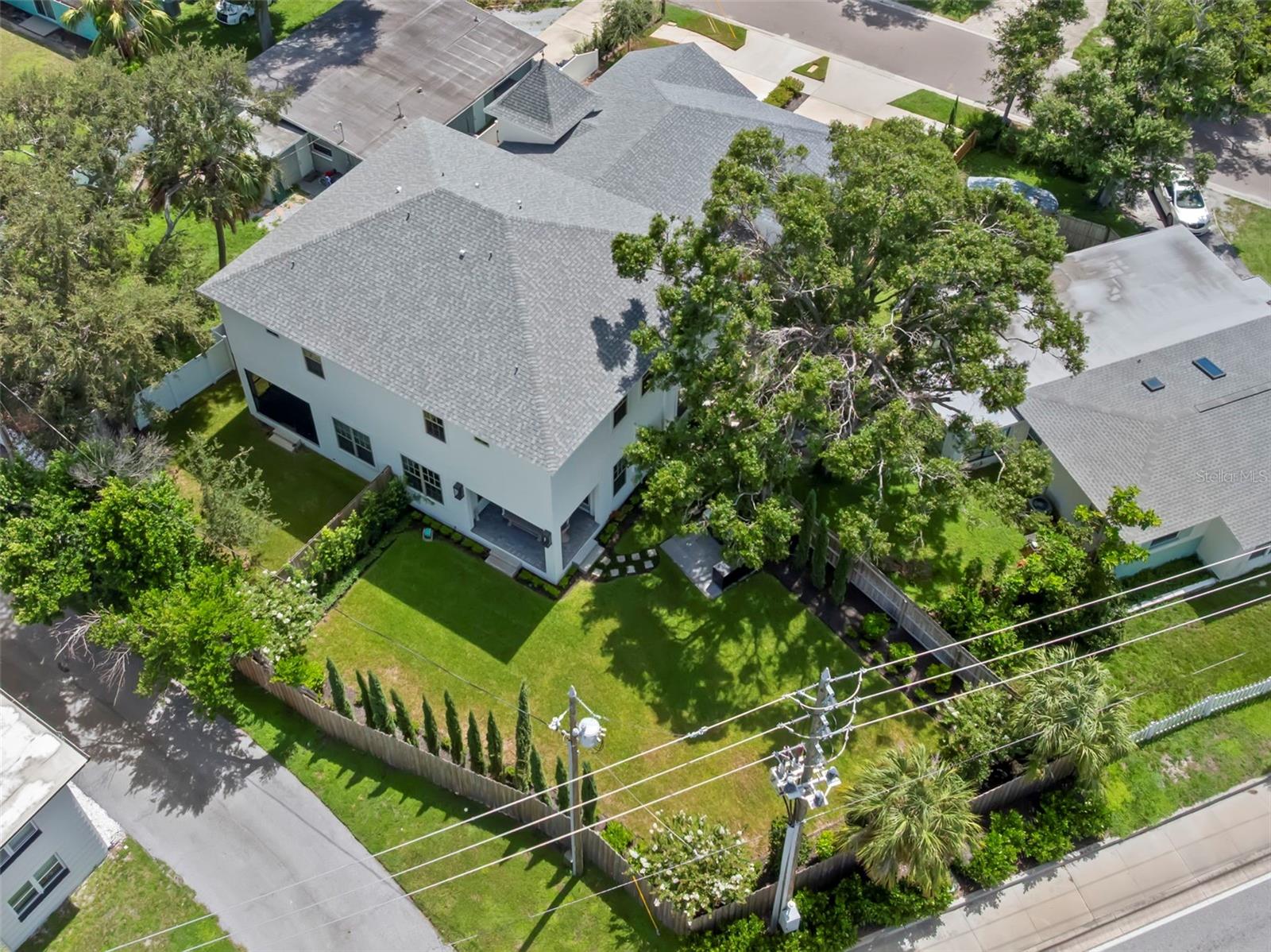 Listing photo id 51 for 3721 Iris Street N
