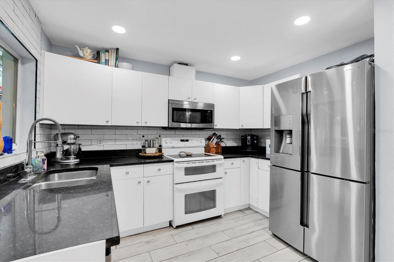 Image 6 of 32 For 7802 Bristol Court N