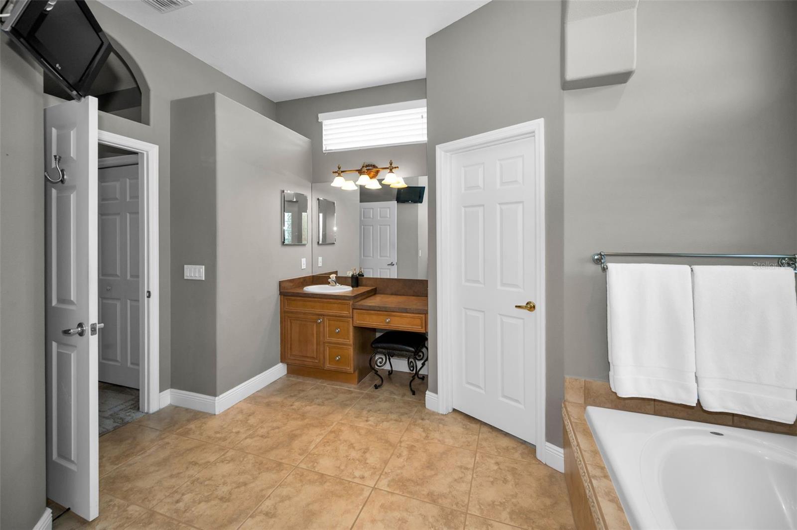Listing photo id 17 for 1400 Lake Polo Drive