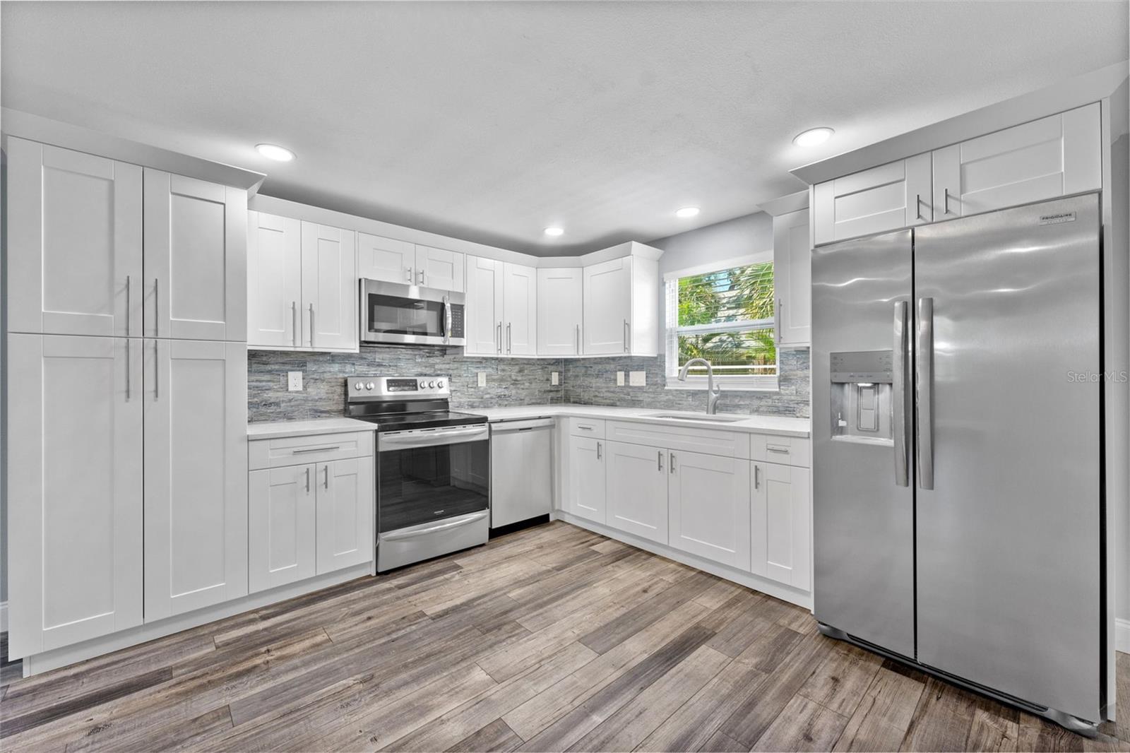 Image 4 of 34 For 5105 Tangerine Avenue S