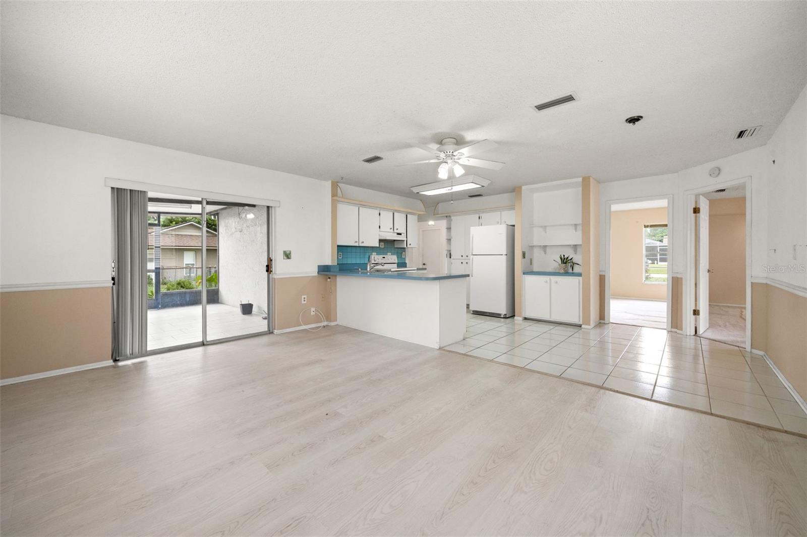 Listing photo id 9 for 4425 Quintara Street