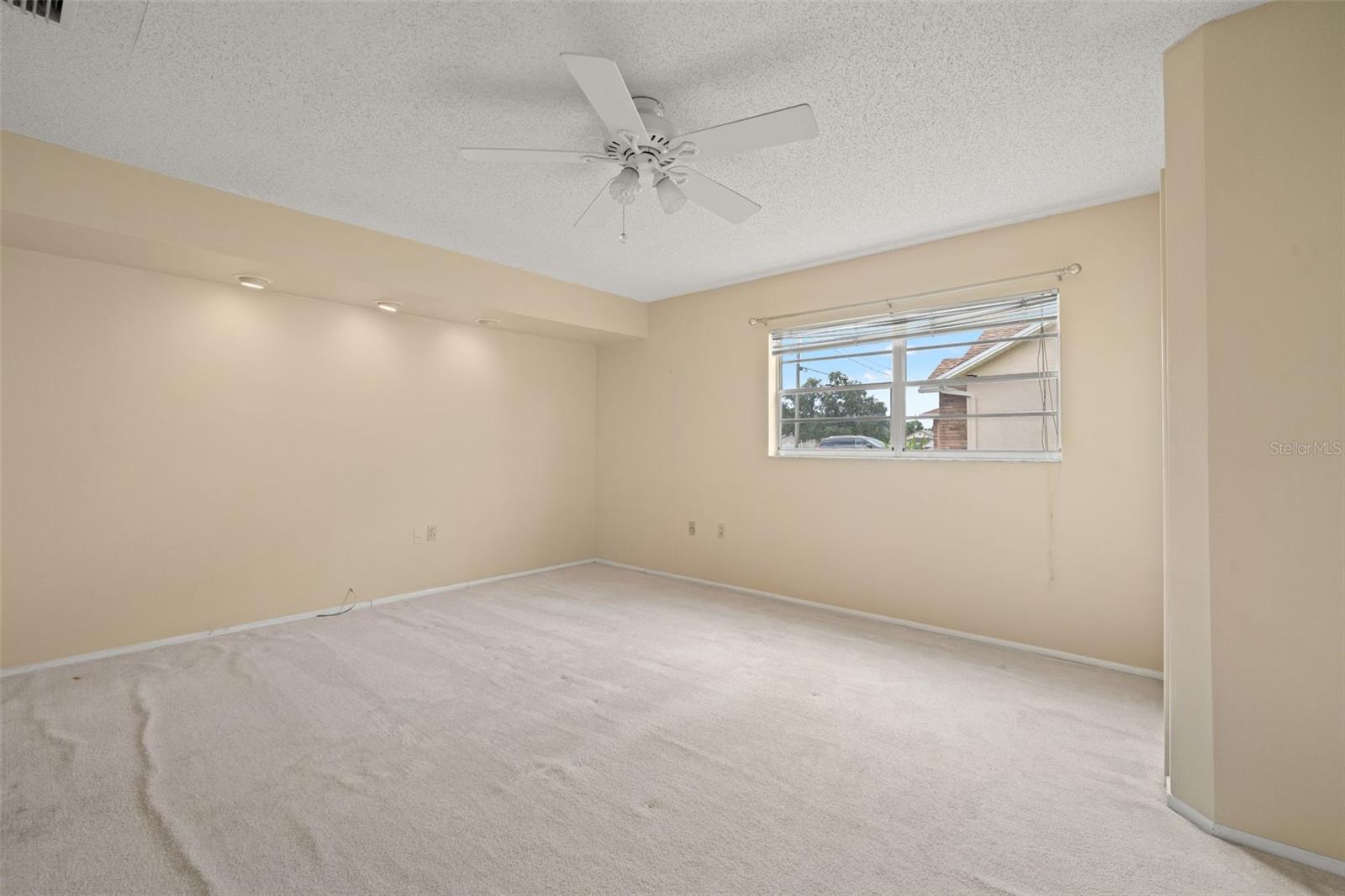 Listing photo id 11 for 4425 Quintara Street