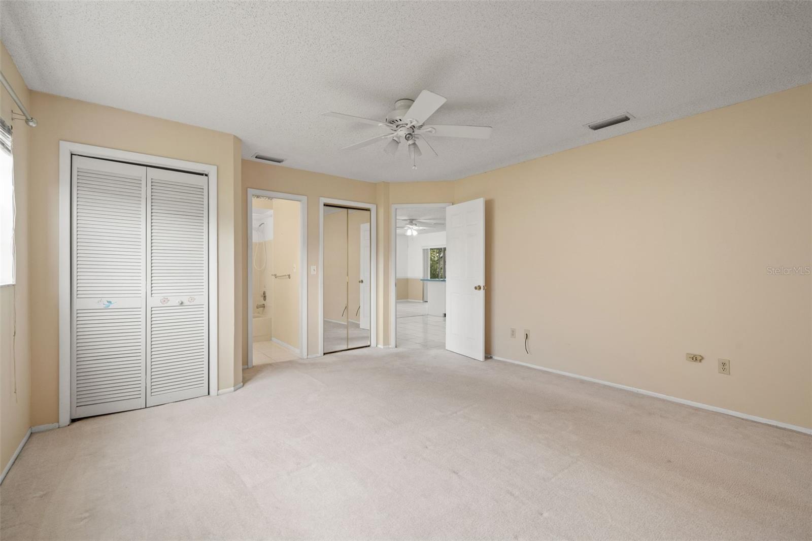 Listing photo id 13 for 4425 Quintara Street