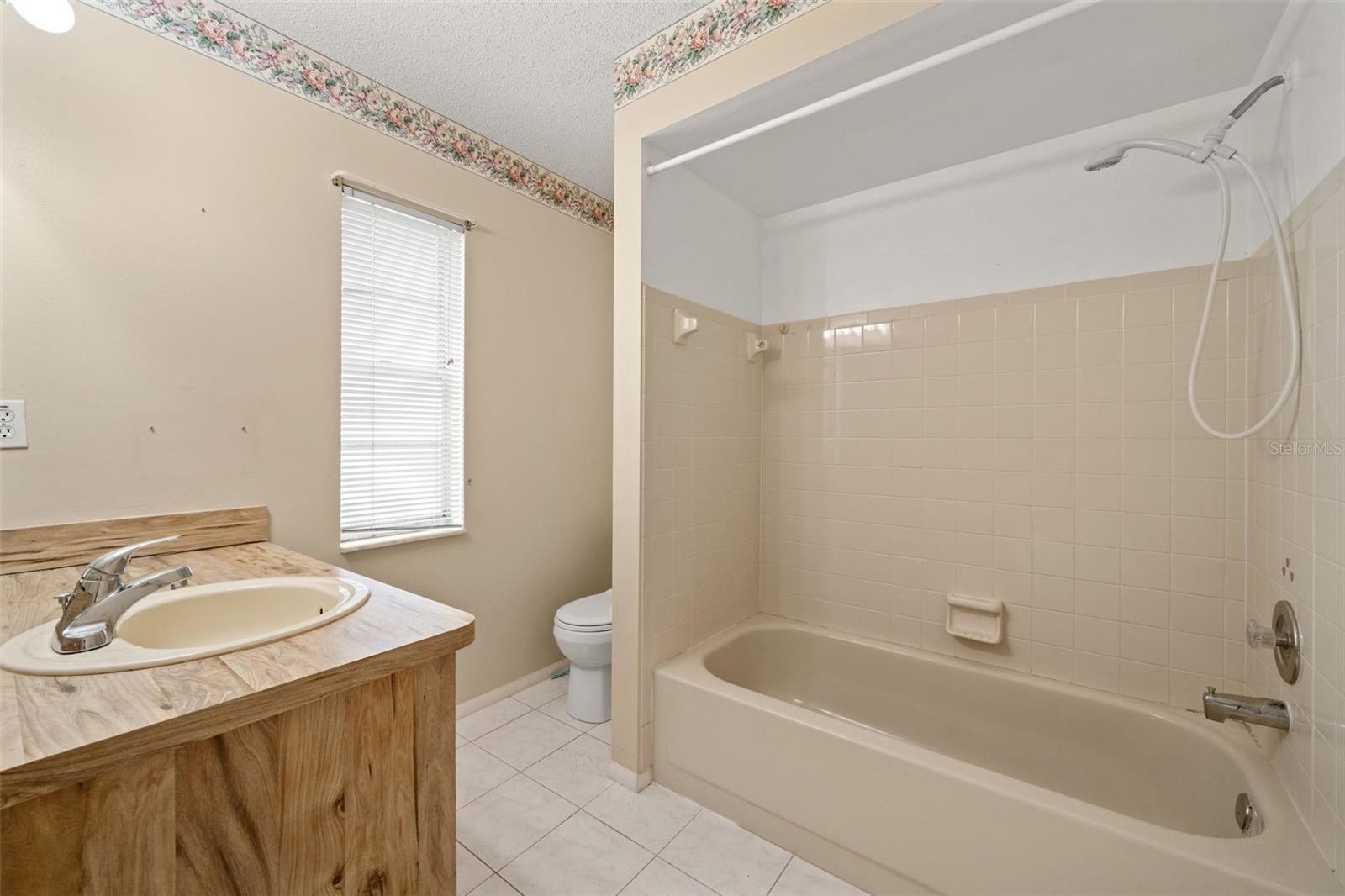 Listing photo id 15 for 4425 Quintara Street