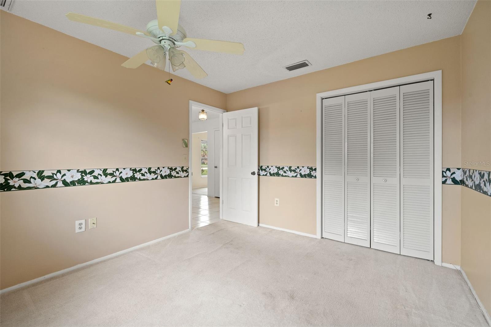 Listing photo id 16 for 4425 Quintara Street