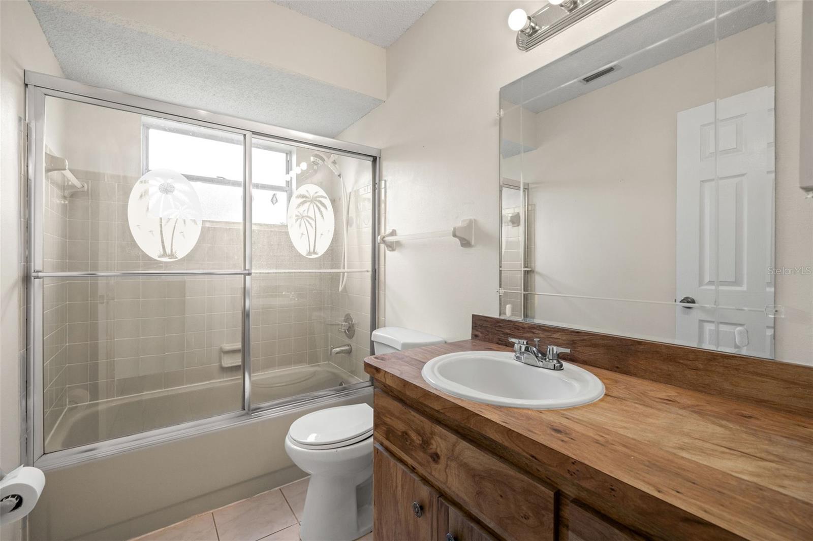 Listing photo id 18 for 4425 Quintara Street