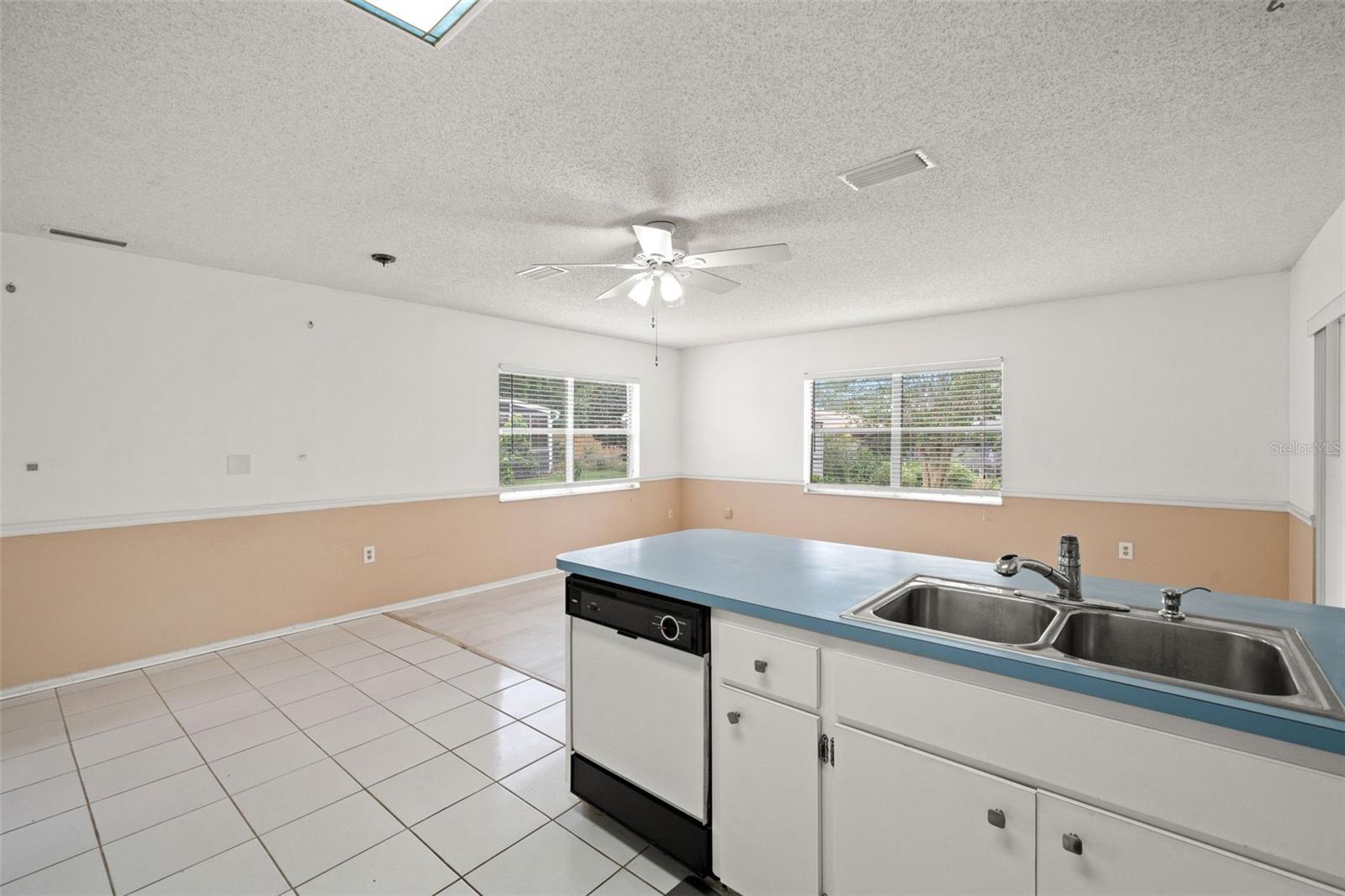 Listing photo id 6 for 4425 Quintara Street