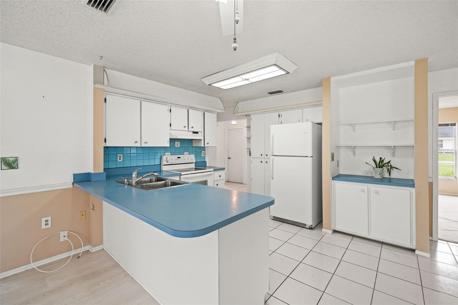 Listing photo id 7 for 4425 Quintara Street