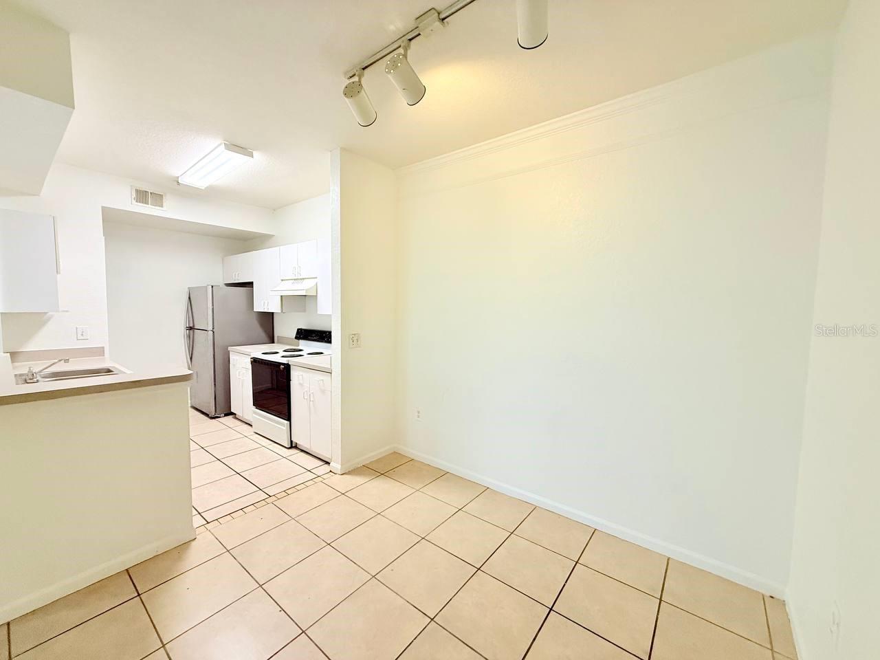 Image 10 of 30 For 17112 Carrington Park Drive 932