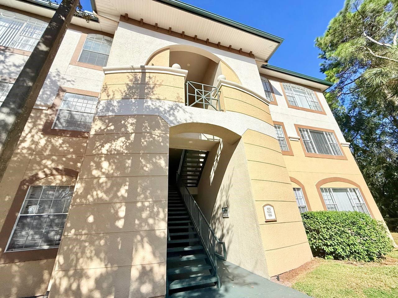 Image 3 of 30 For 17112 Carrington Park Drive 932