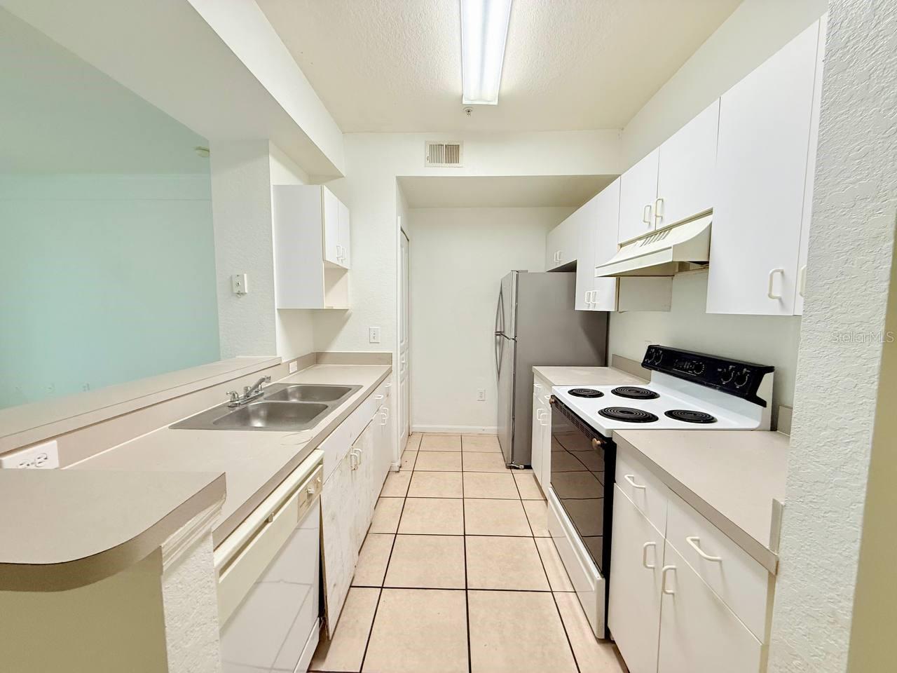Image 5 of 30 For 17112 Carrington Park Drive 932