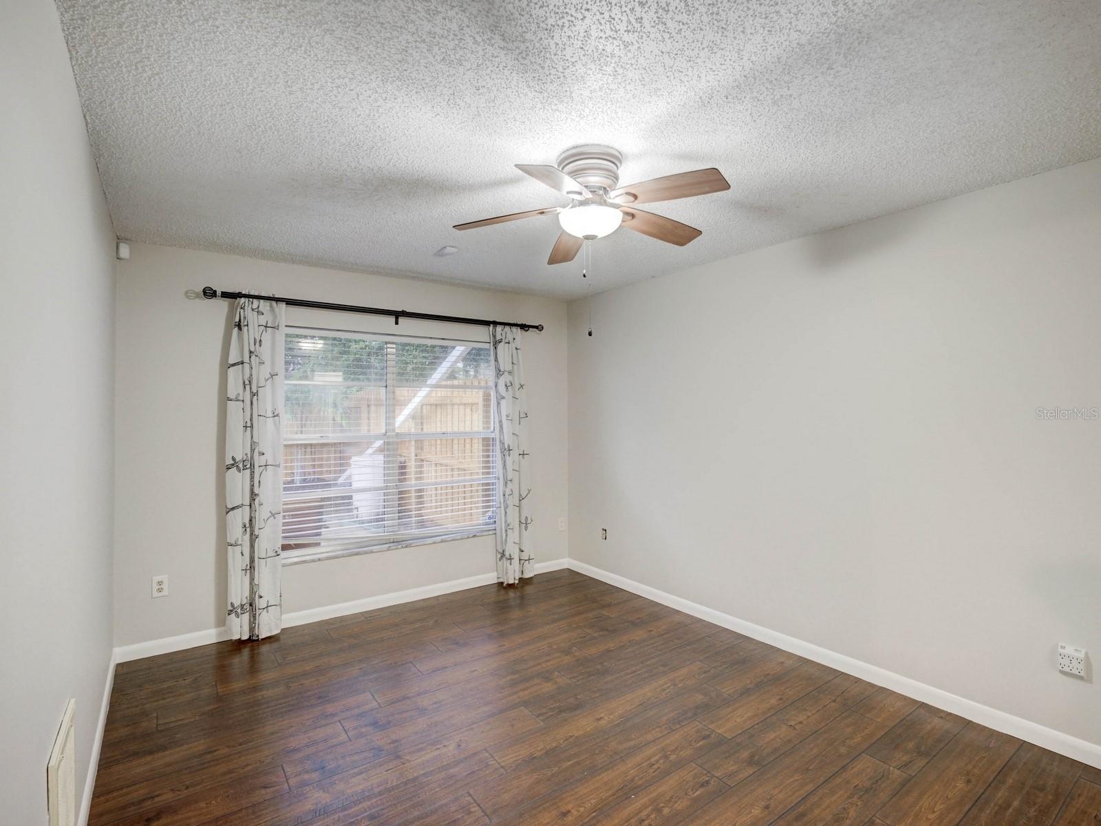 Image 10 of 19 For 1123 Thayer Street