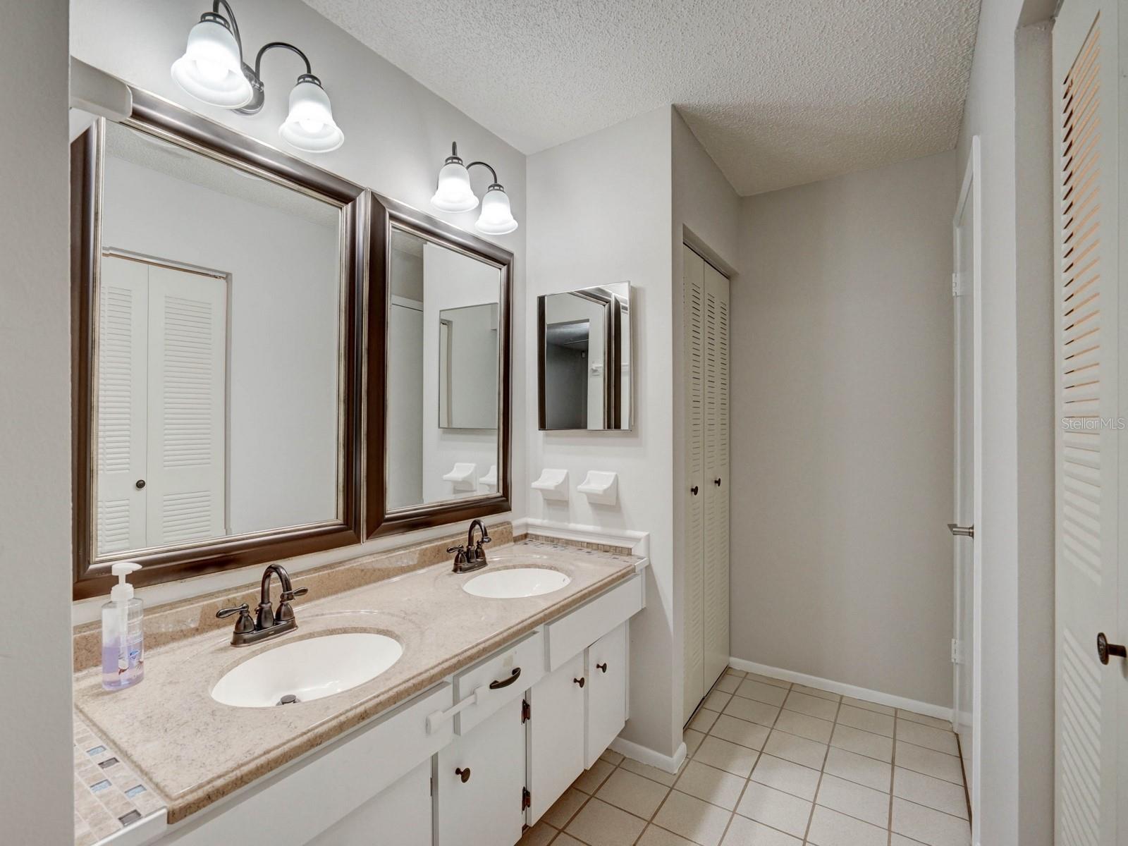 Image 12 of 19 For 1123 Thayer Street