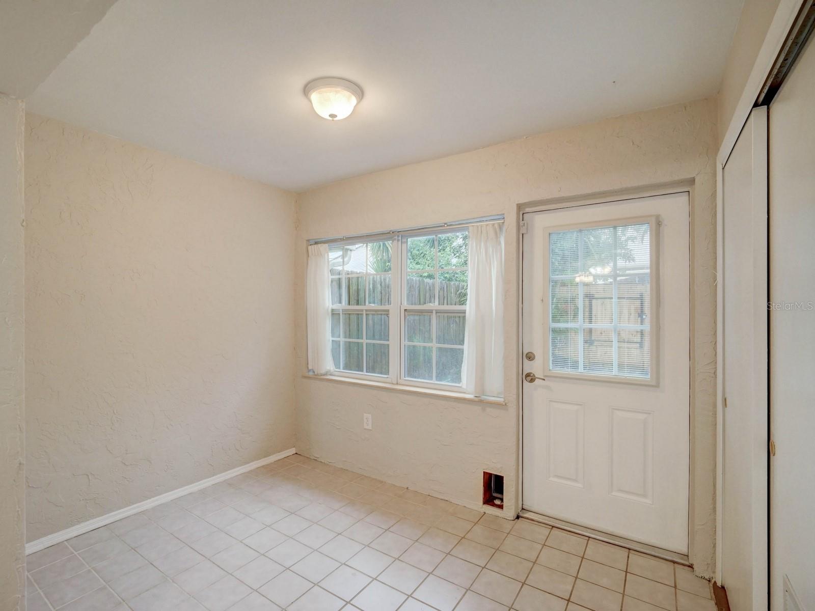 Image 9 of 19 For 1123 Thayer Street