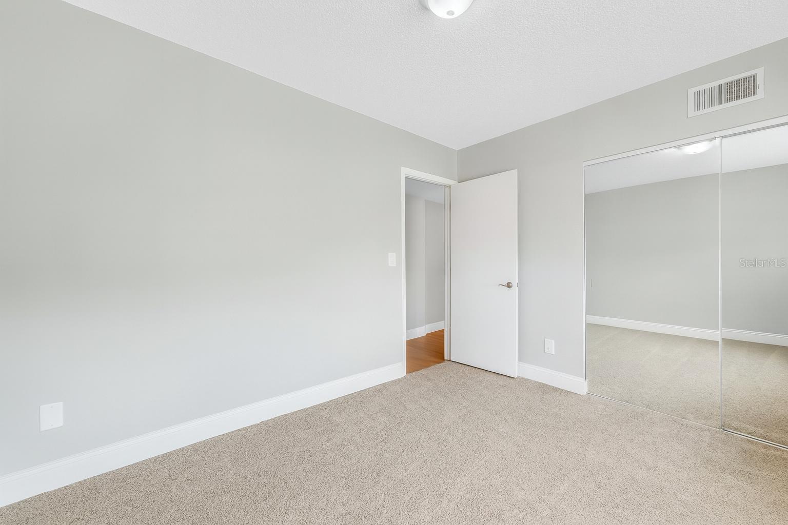 Image 19 of 34 For 2400 Columbia Drive 28