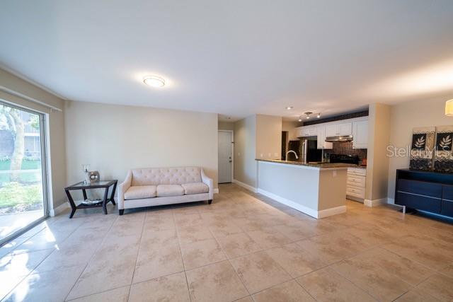 Image 5 of 18 For 10024 Strafford Oak Court 806
