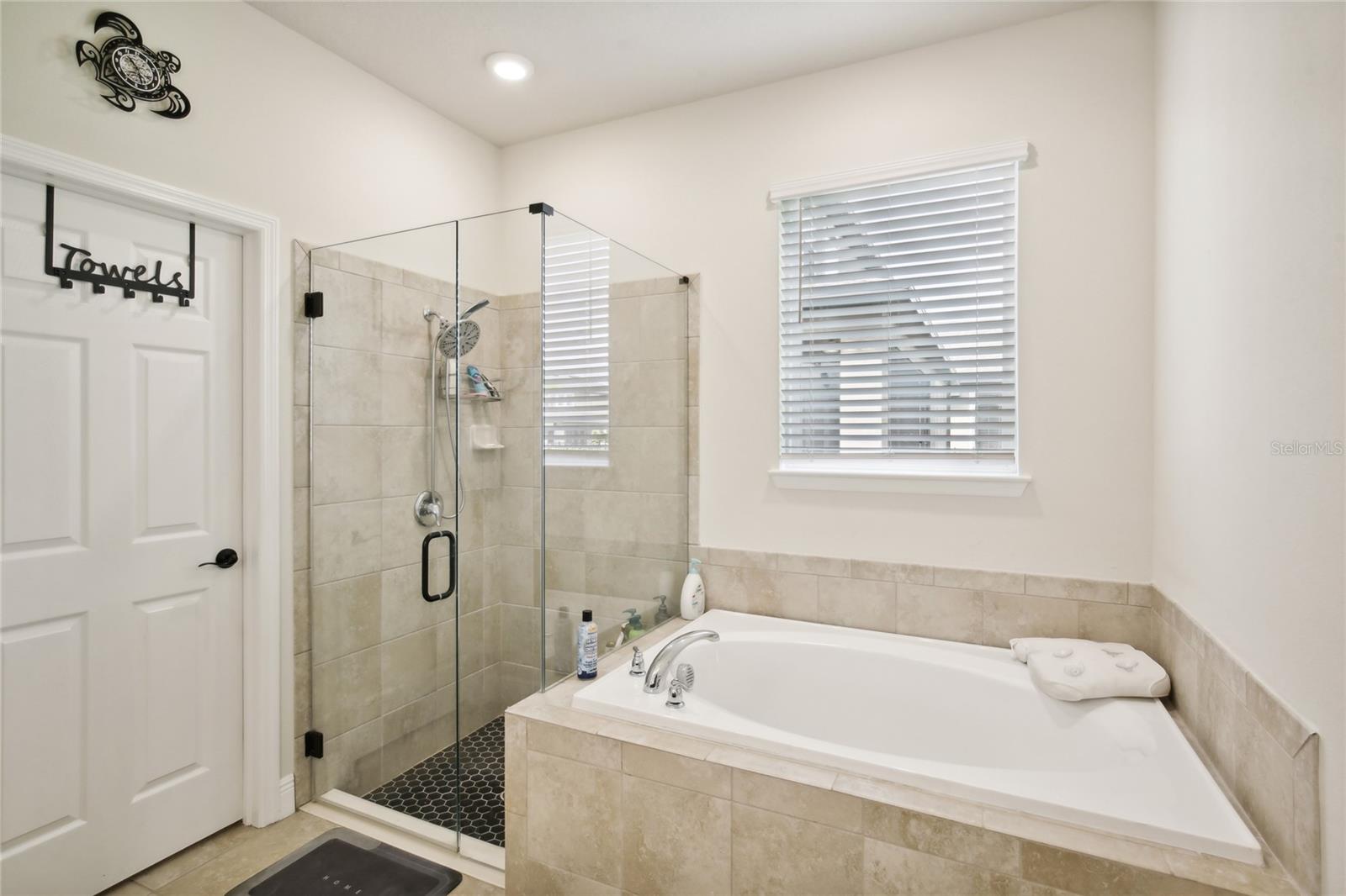 Image 18 of 49 For 6240 Sea Air Drive