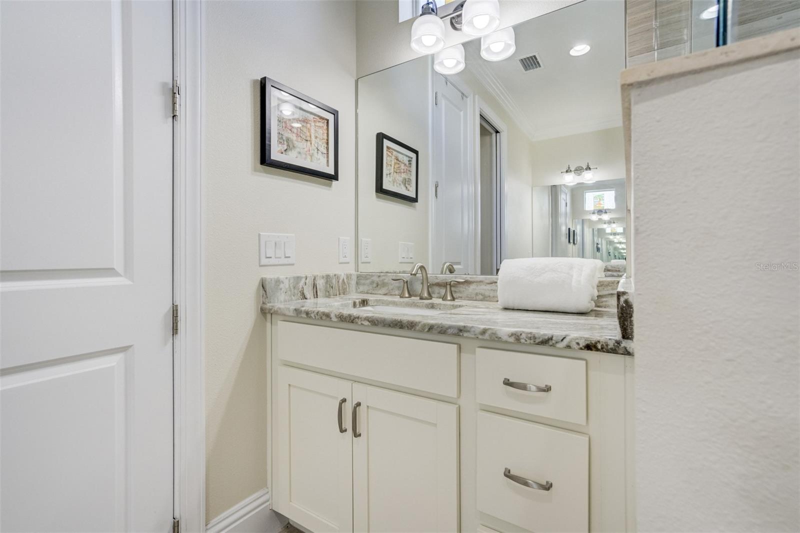 Listing photo id 14 for 201 4th Avenue S