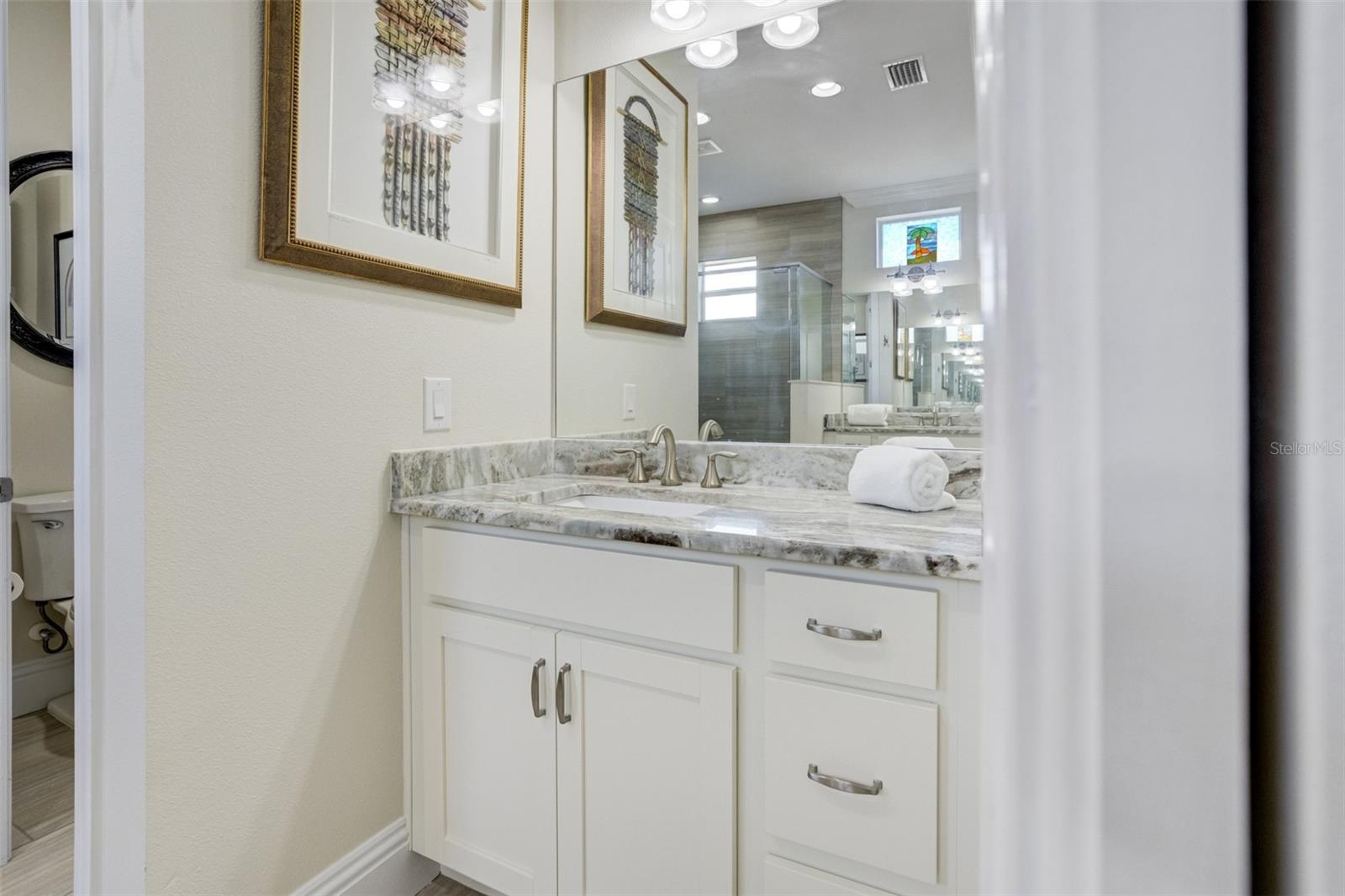 Listing photo id 15 for 201 4th Avenue S