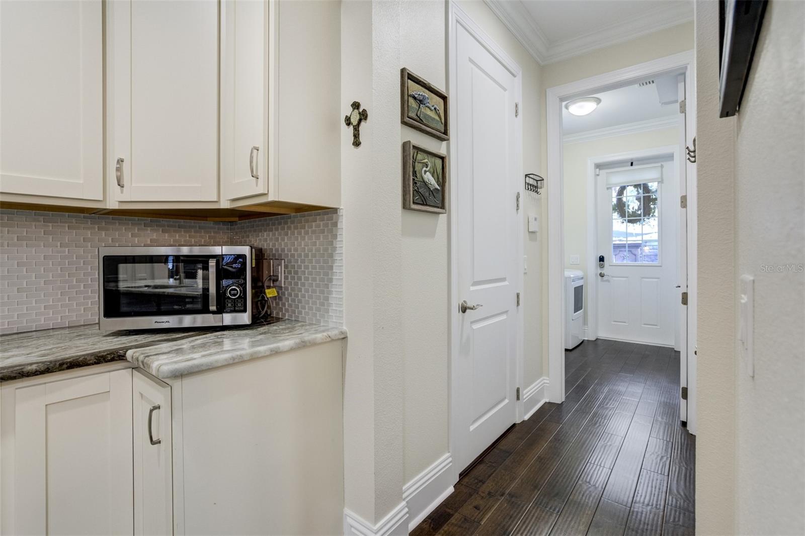 Listing photo id 18 for 201 4th Avenue S