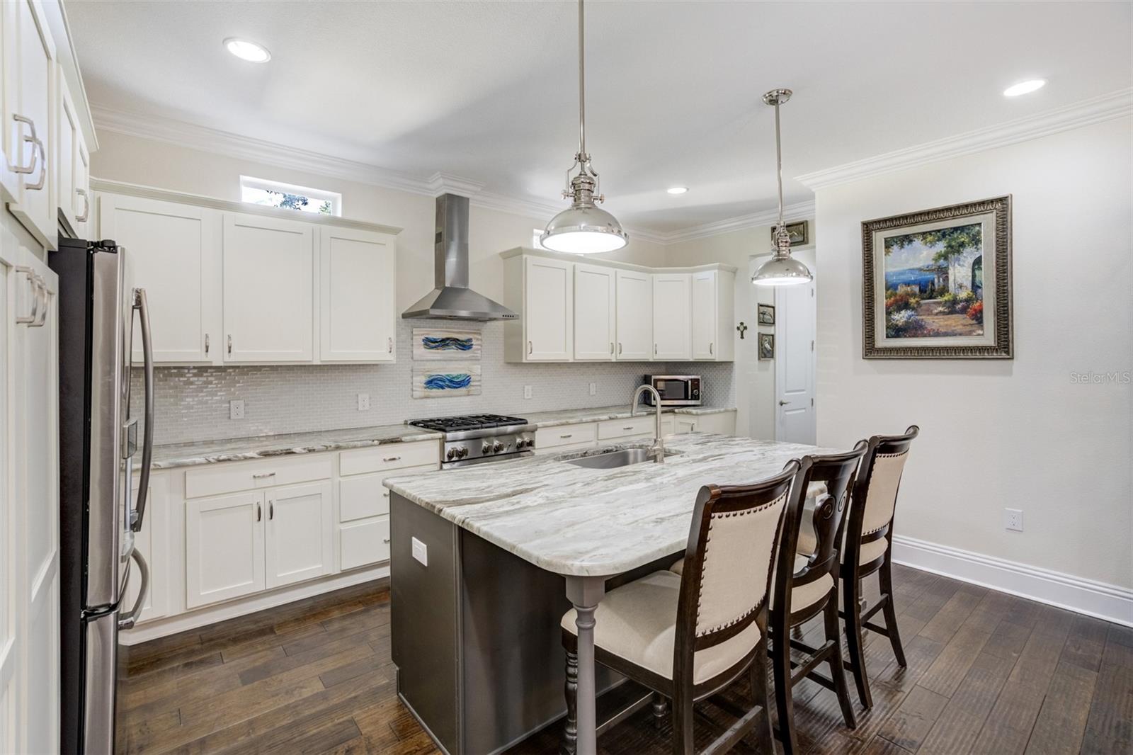 Listing photo id 2 for 201 4th Avenue S