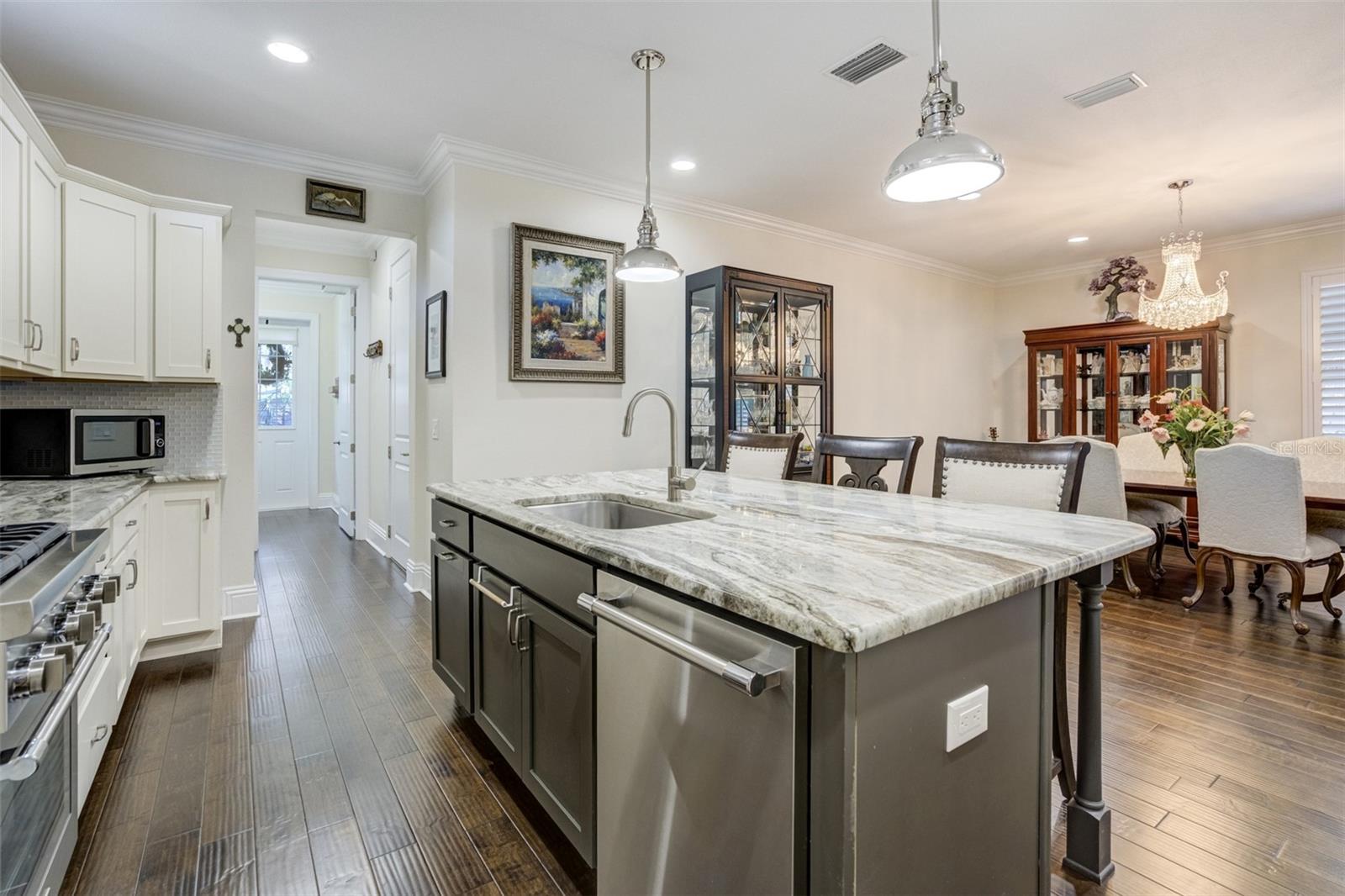 Listing photo id 3 for 201 4th Avenue S