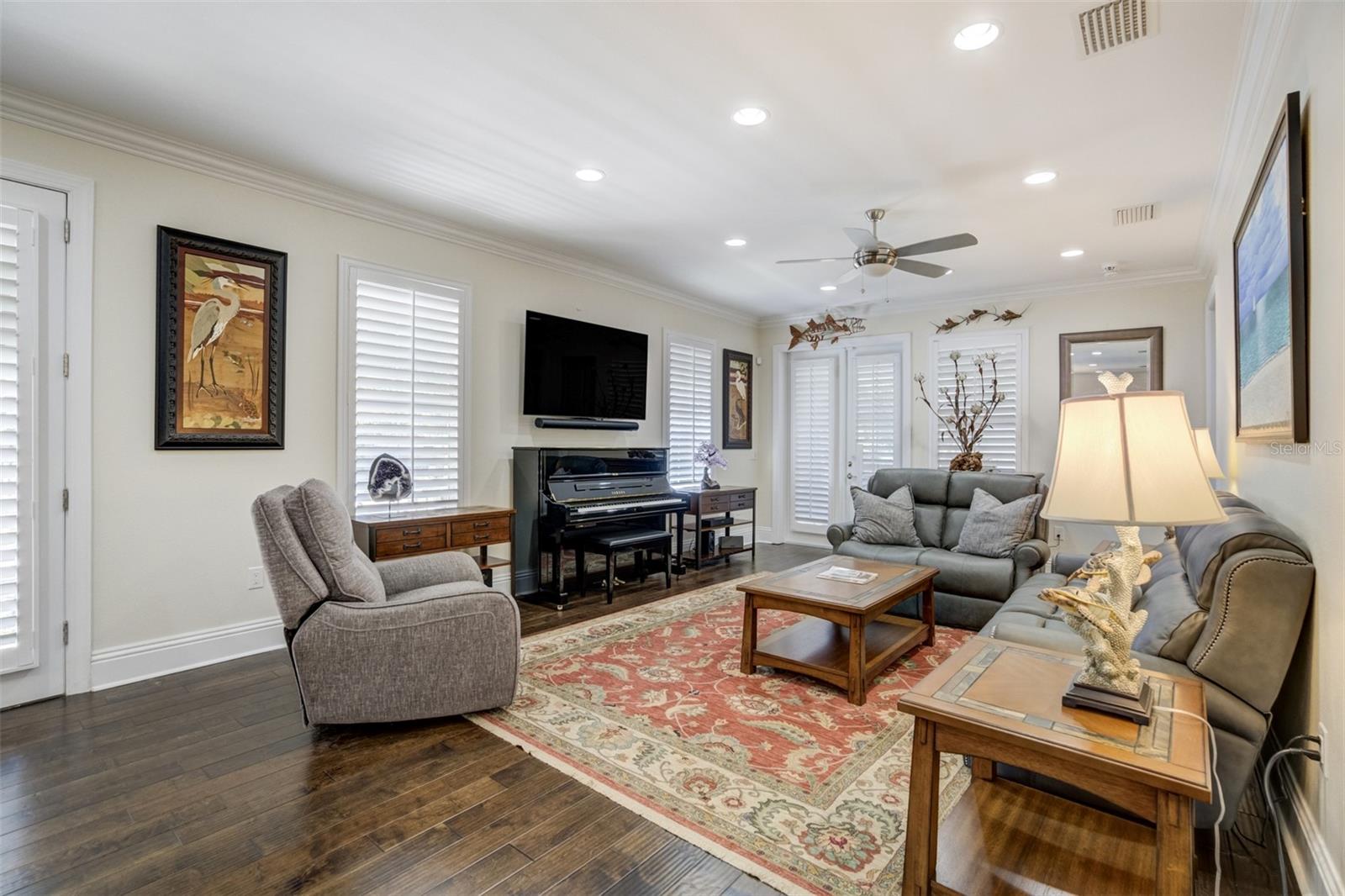Listing photo id 6 for 201 4th Avenue S