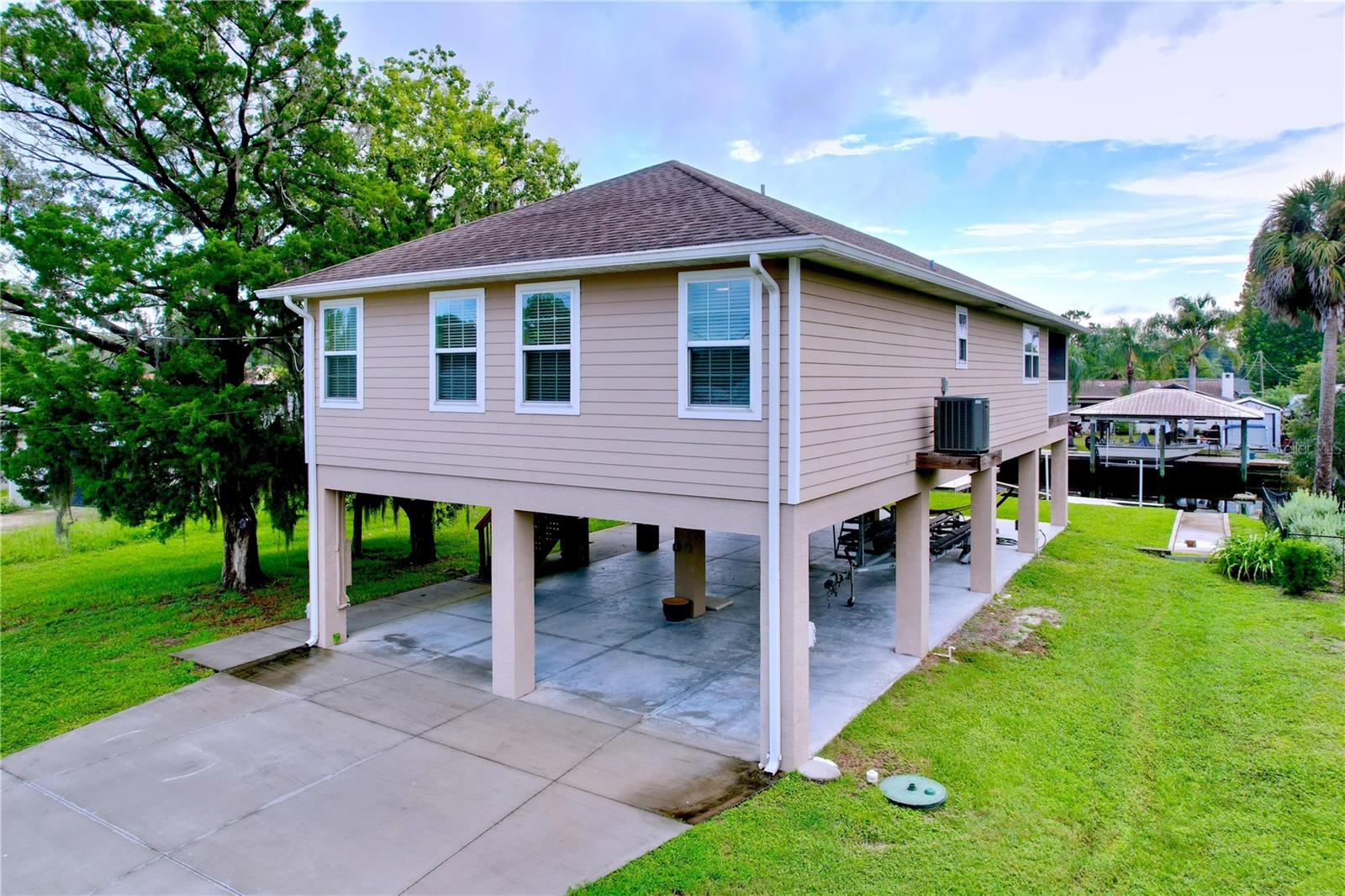 Listing photo id 2 for 3911 Nokomis Point