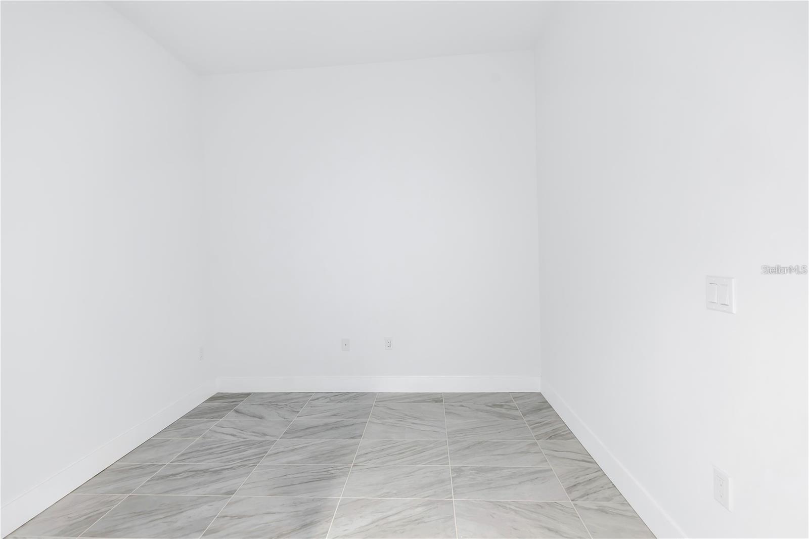 Image 11 of 27 For 777 3rd Avenue N 907