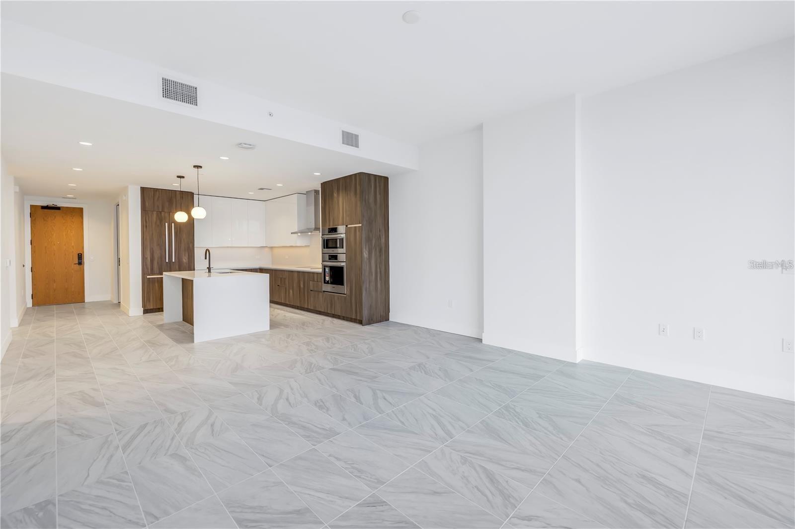 Image 6 of 27 For 777 3rd Avenue N 907