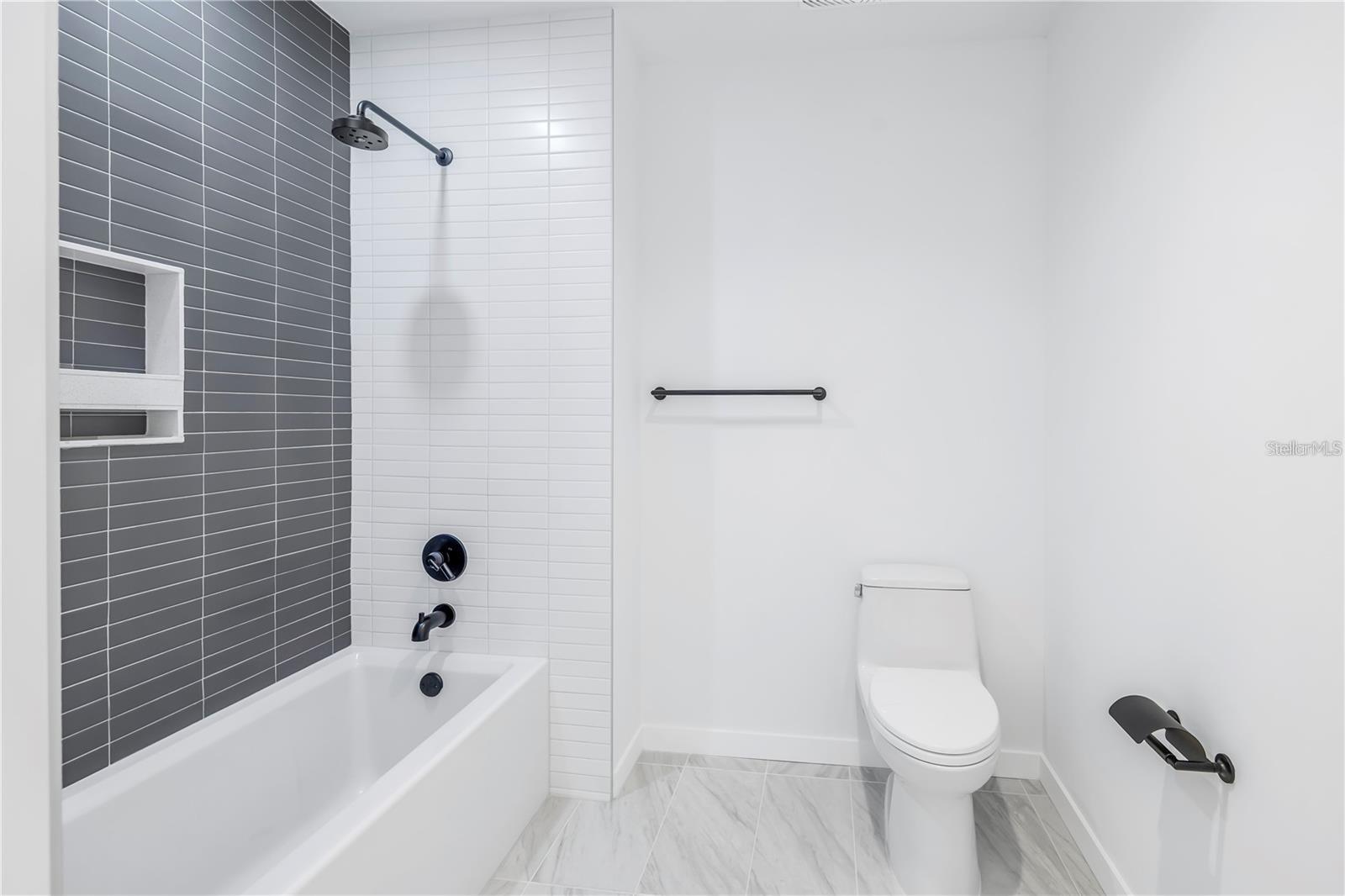 Image 9 of 27 For 777 3rd Avenue N 907