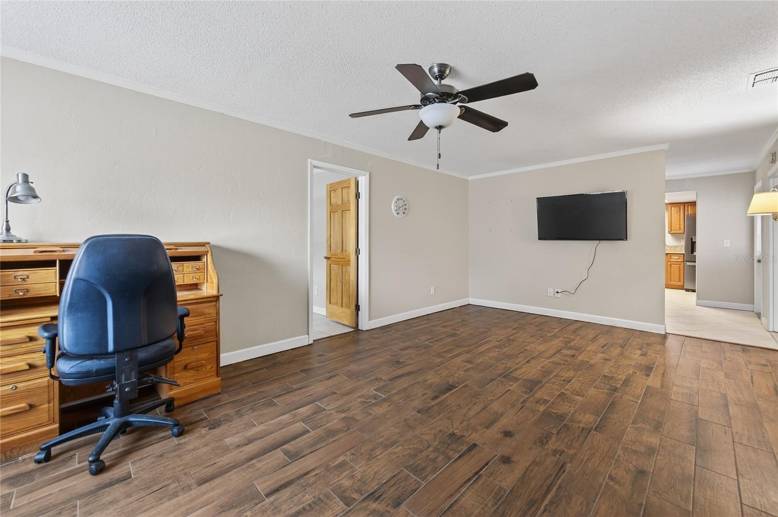 Image 4 of 27 For 901 Kingsport Court