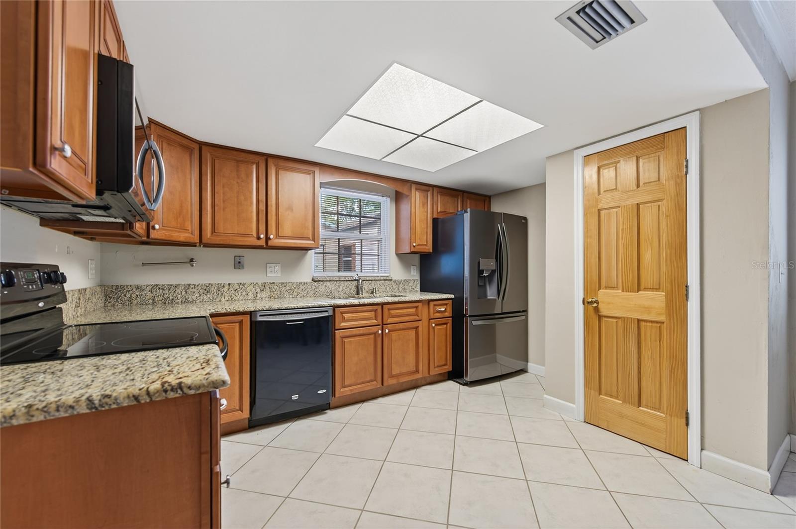 Image 6 of 27 For 901 Kingsport Court