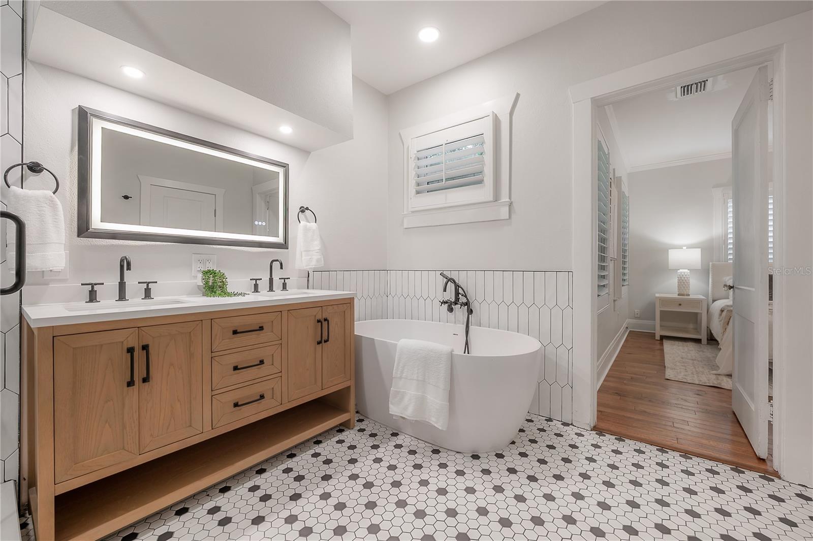 Image 11 of 46 For 213 Comanche Avenue