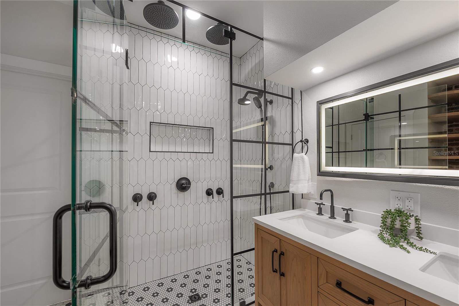 Image 13 of 46 For 213 Comanche Avenue
