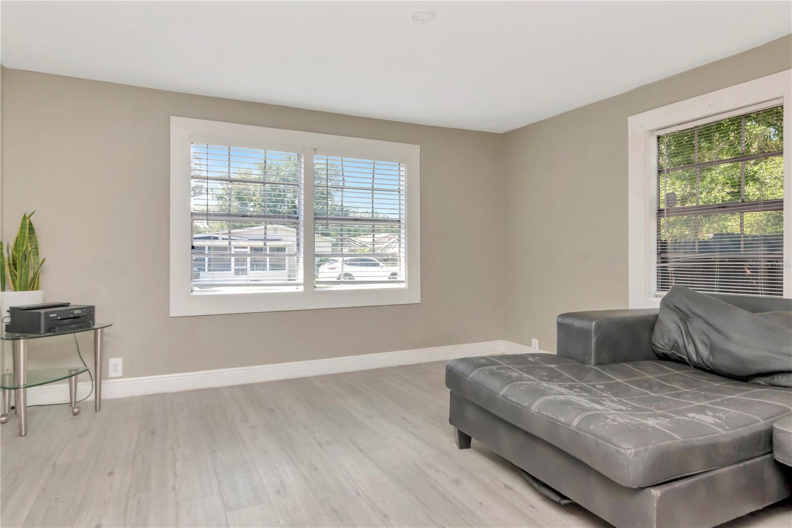 Image 13 of 42 For 5004 Seneca Avenue