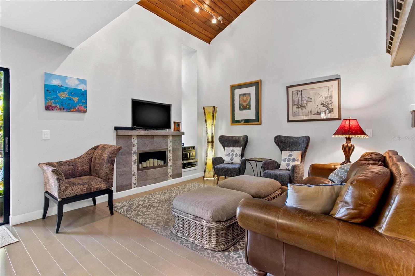 Image 11 of 35 For 240 Windward Passage 602