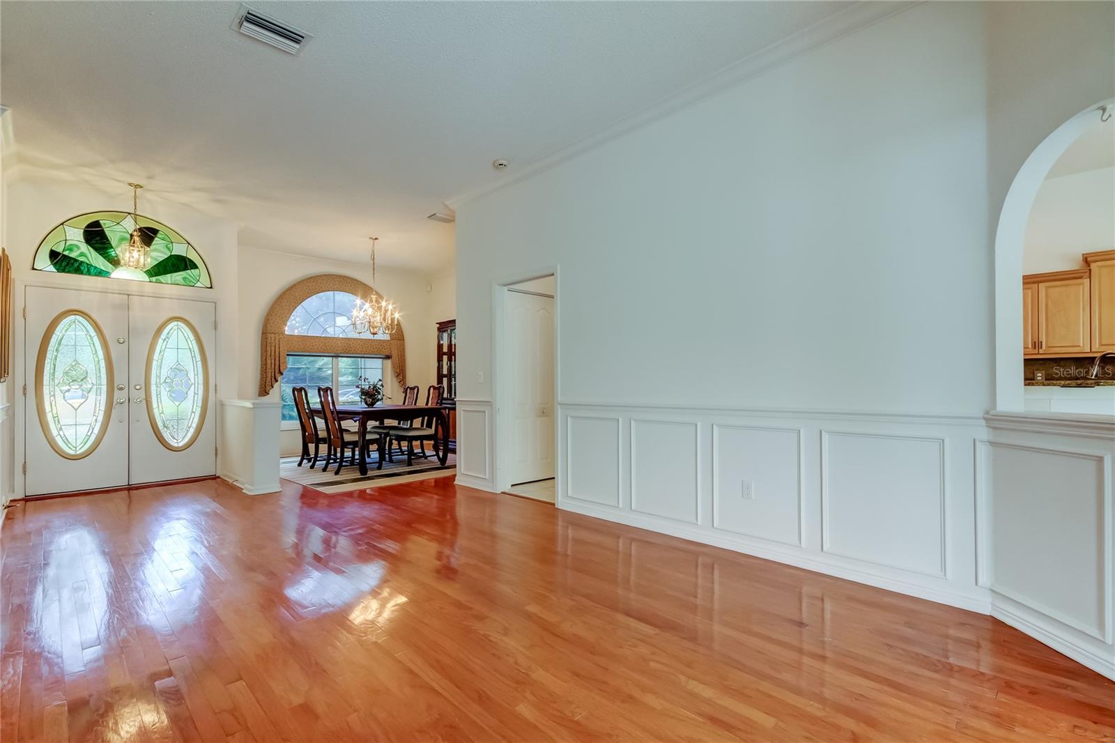 Listing photo id 8 for 2379 Azalea Drive