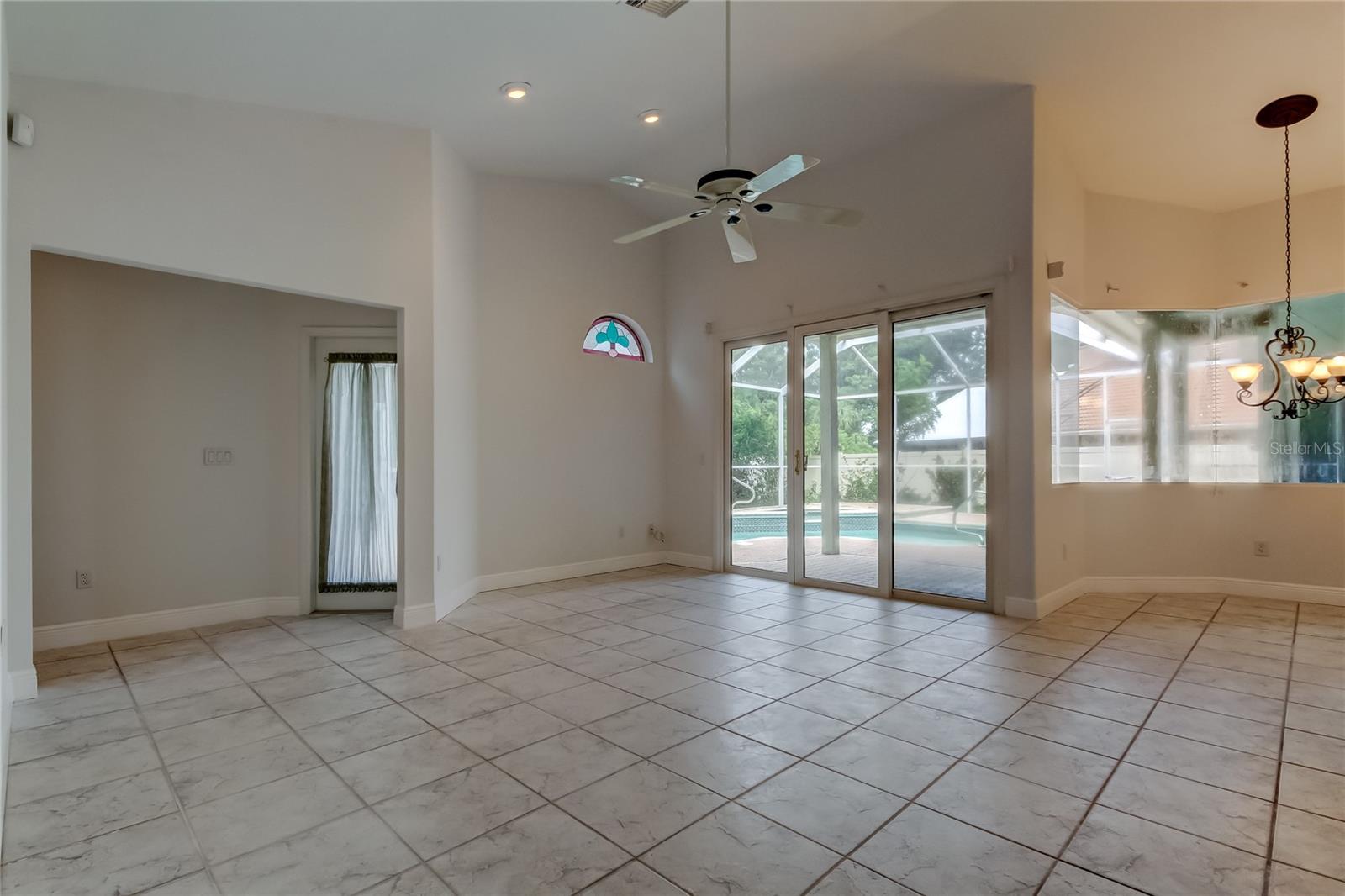 Listing photo id 10 for 2379 Azalea Drive