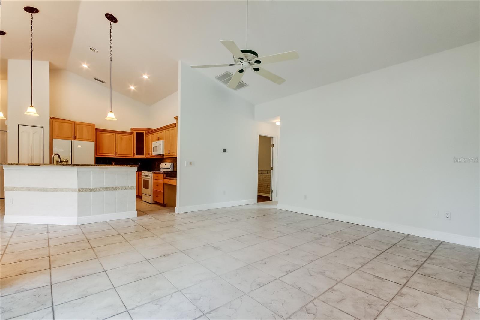 Listing photo id 12 for 2379 Azalea Drive