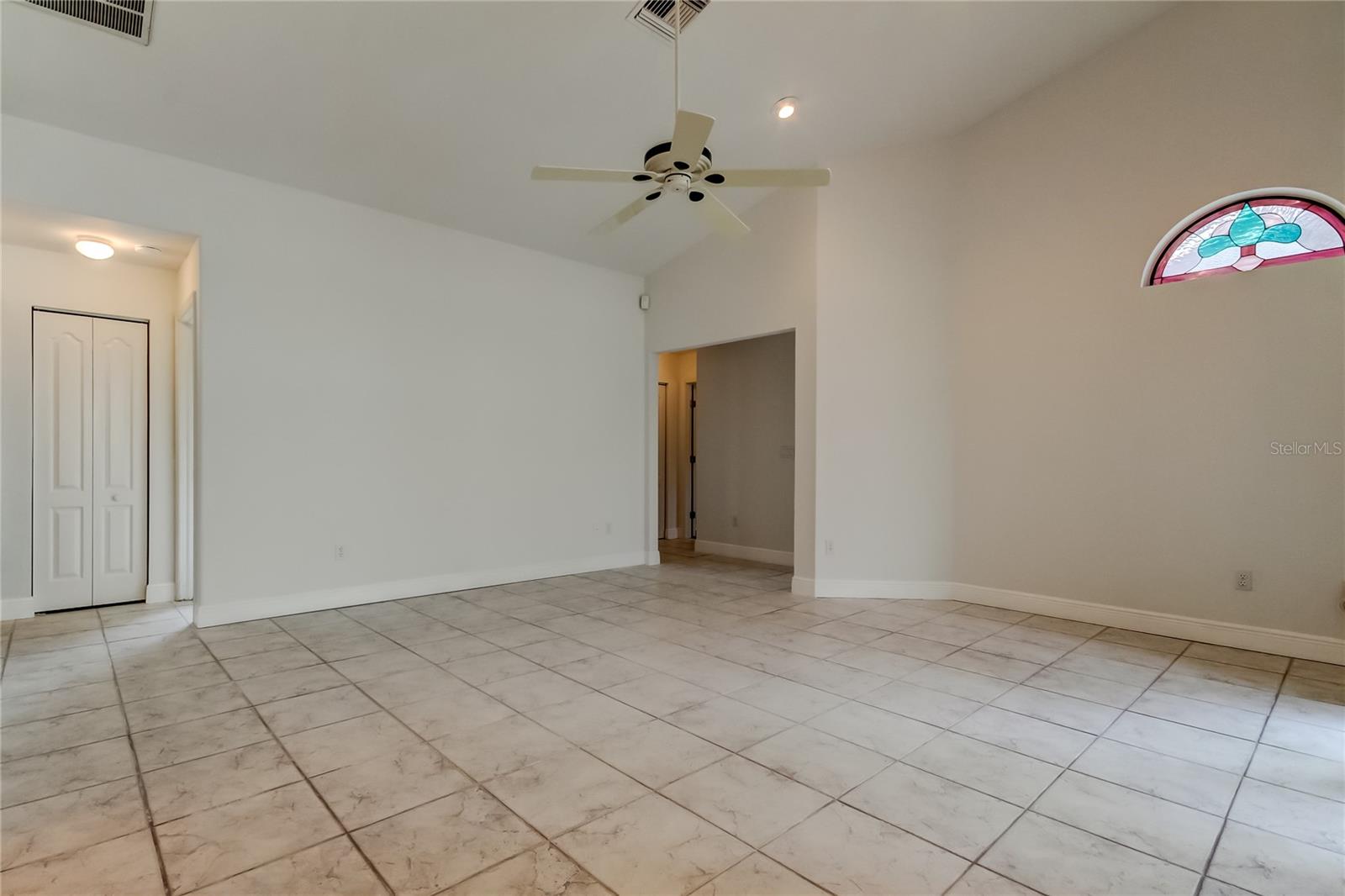 Listing photo id 13 for 2379 Azalea Drive
