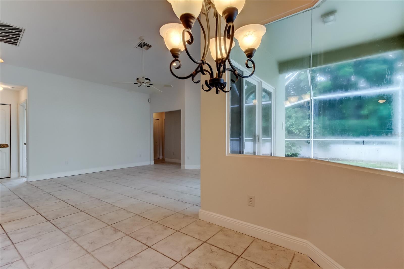 Listing photo id 16 for 2379 Azalea Drive
