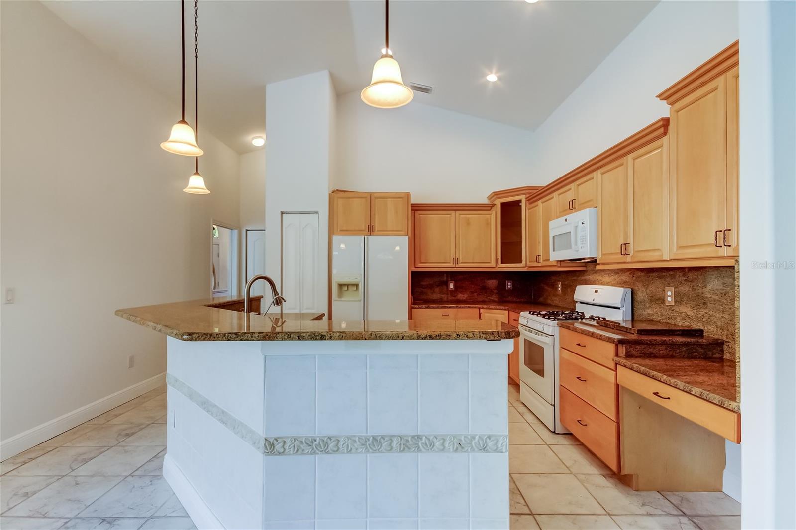 Listing photo id 17 for 2379 Azalea Drive
