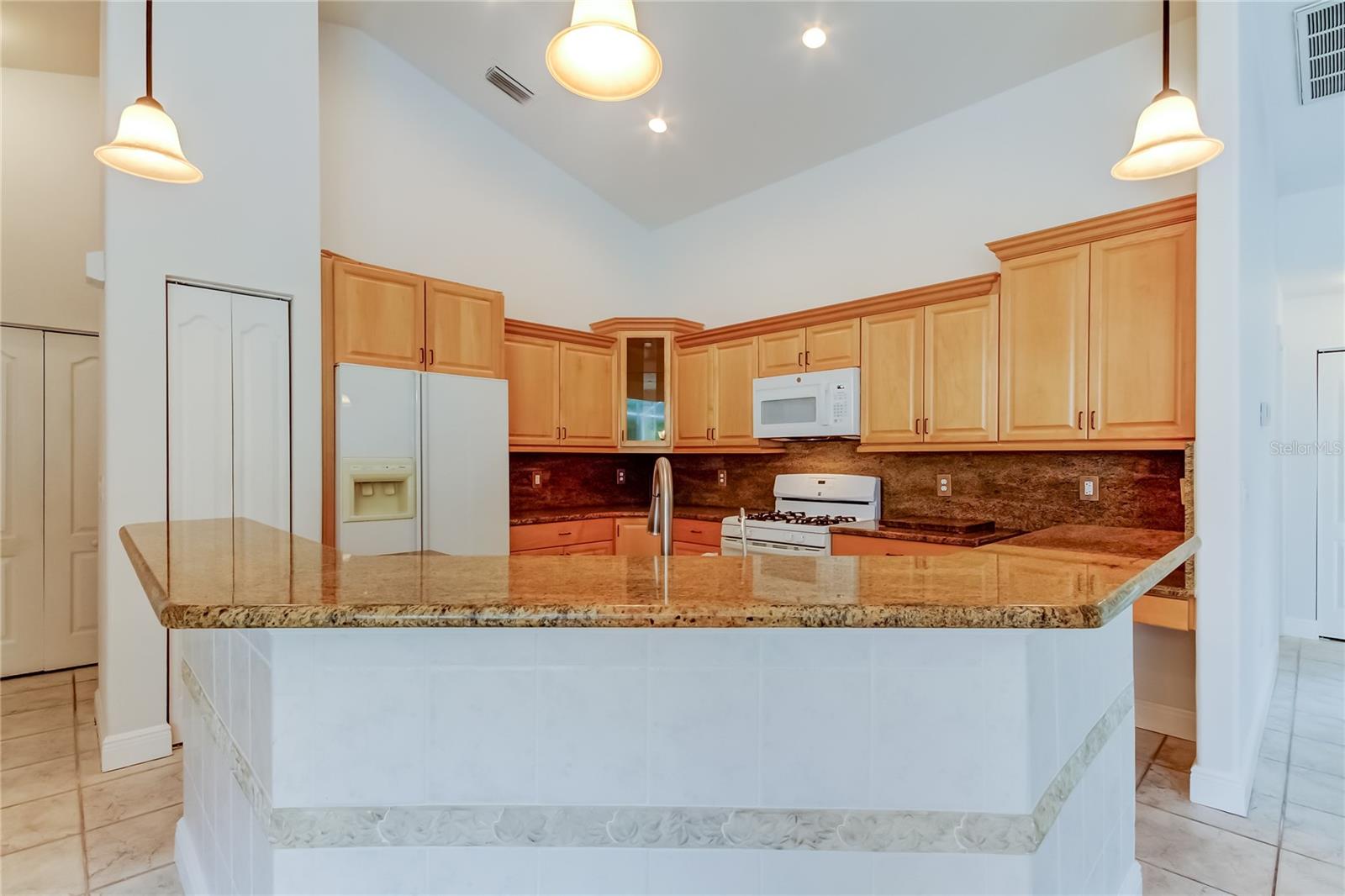 Listing photo id 18 for 2379 Azalea Drive