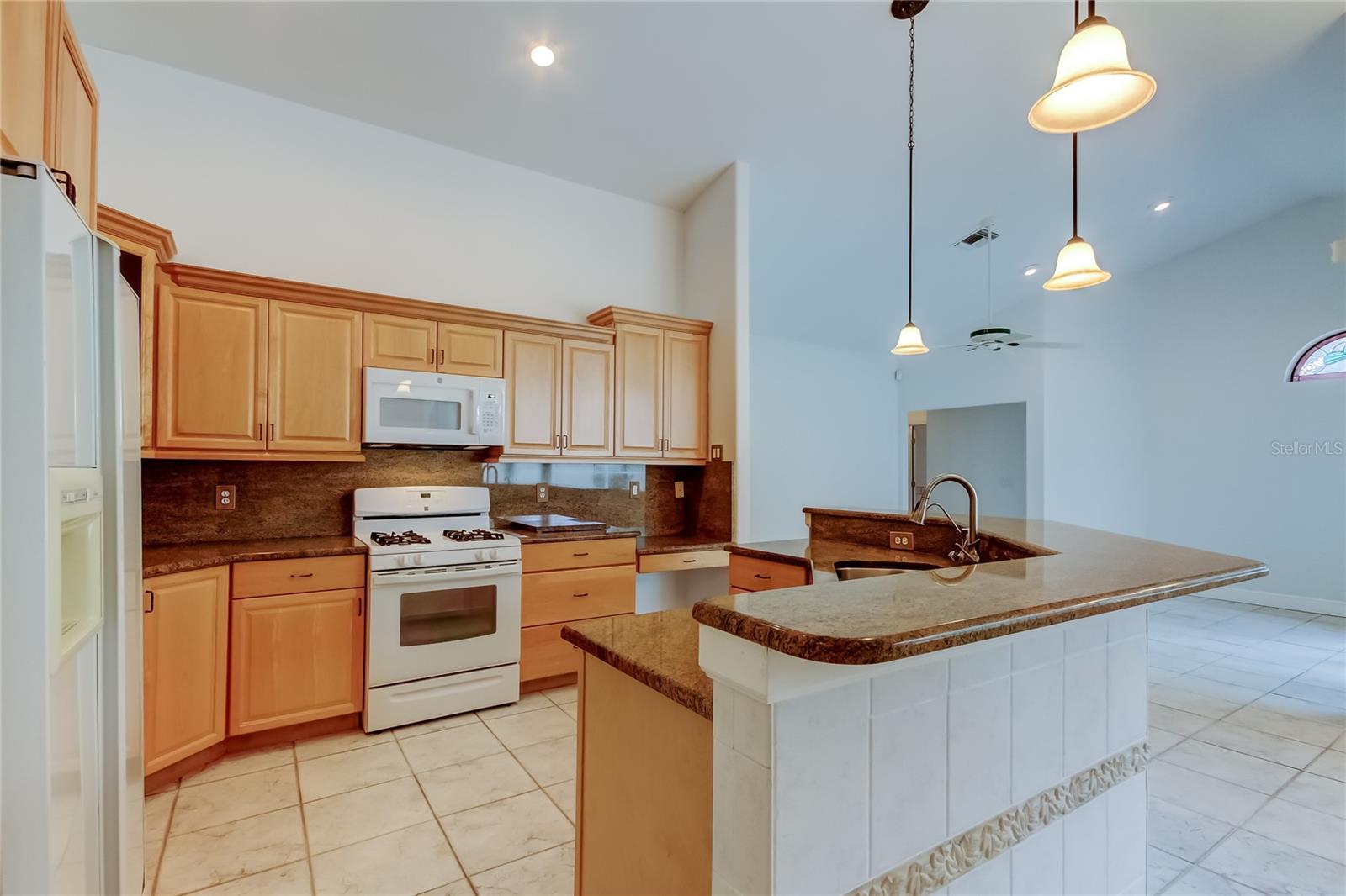 Listing photo id 19 for 2379 Azalea Drive
