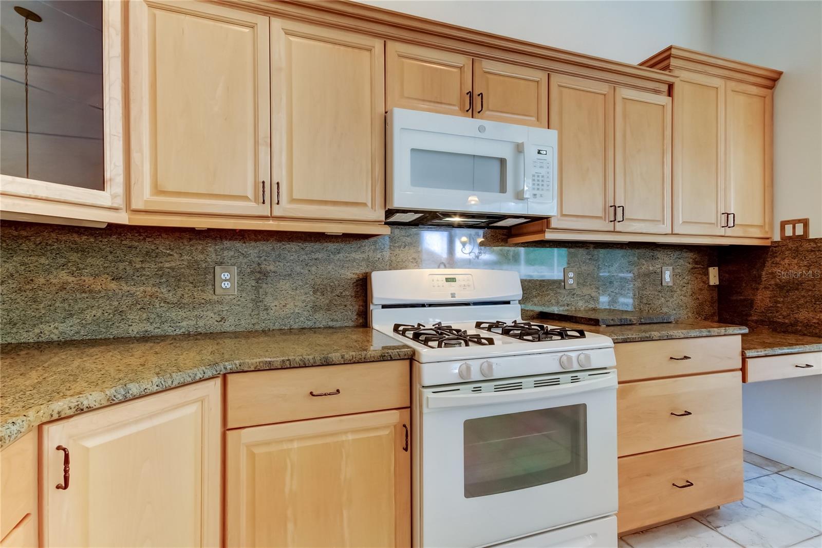 Listing photo id 22 for 2379 Azalea Drive