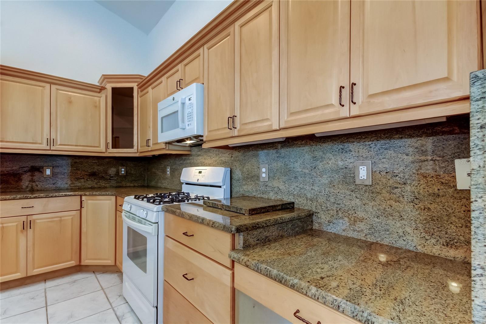 Listing photo id 24 for 2379 Azalea Drive