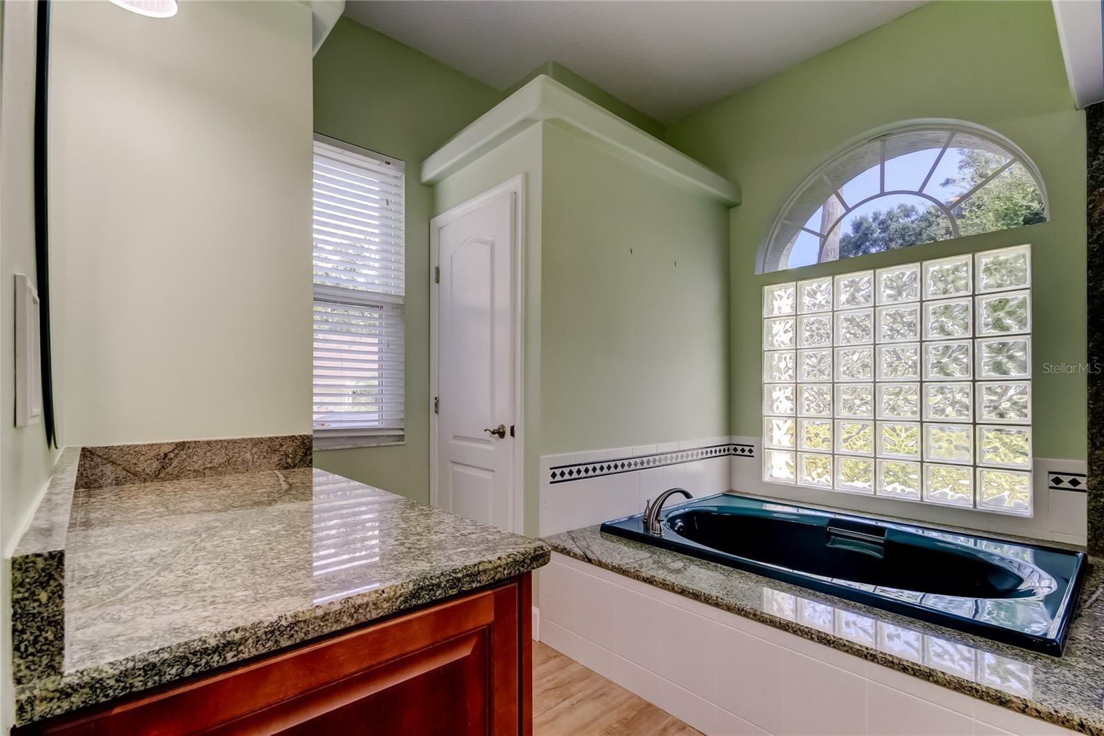 Listing photo id 32 for 2379 Azalea Drive